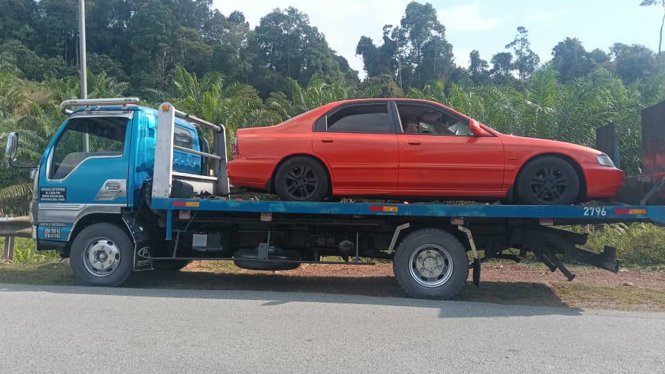 Trak tunda Towing Mersing siap sedia 24 jam di pantai timur Johor
